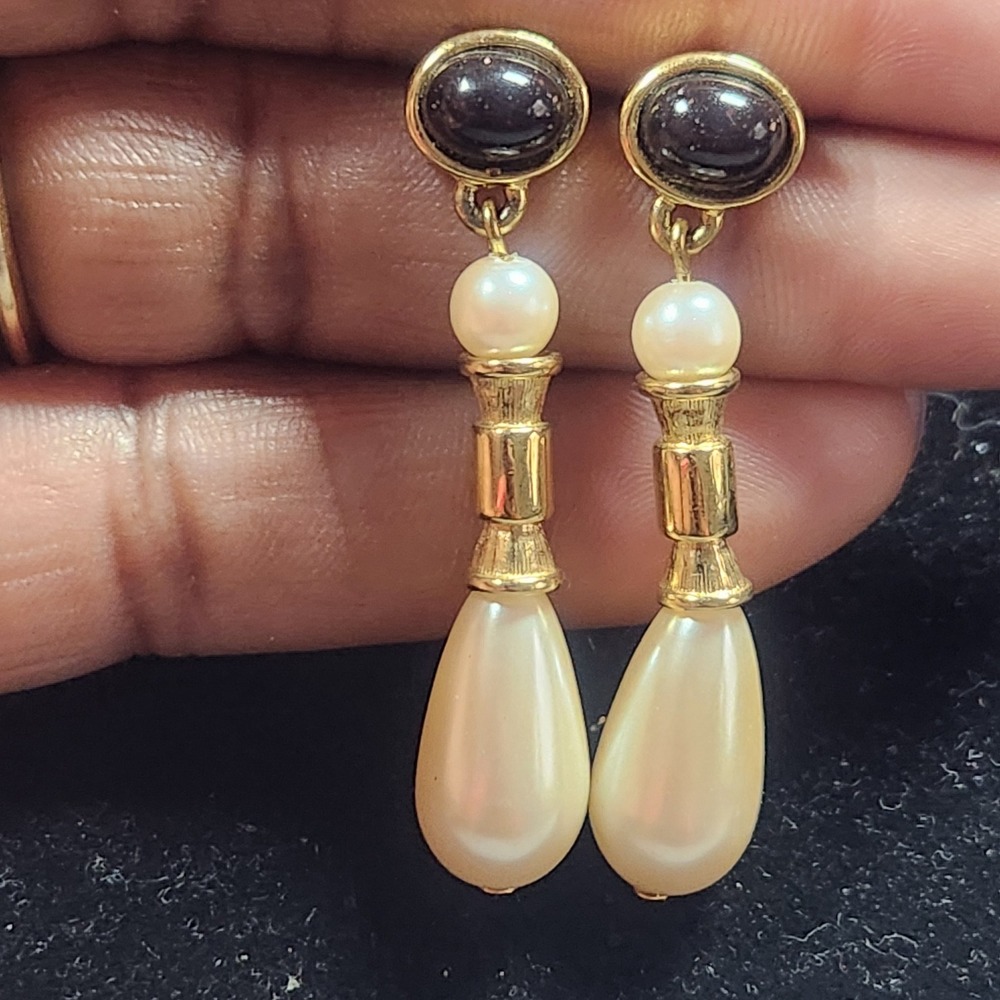 Richelieu Vintage‎ Gold Tone Faux Pearl Teardrop Dangle Earrings Cabochon Post